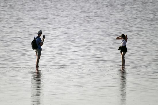 Отдыхающие на Сакском озере в Крыму
