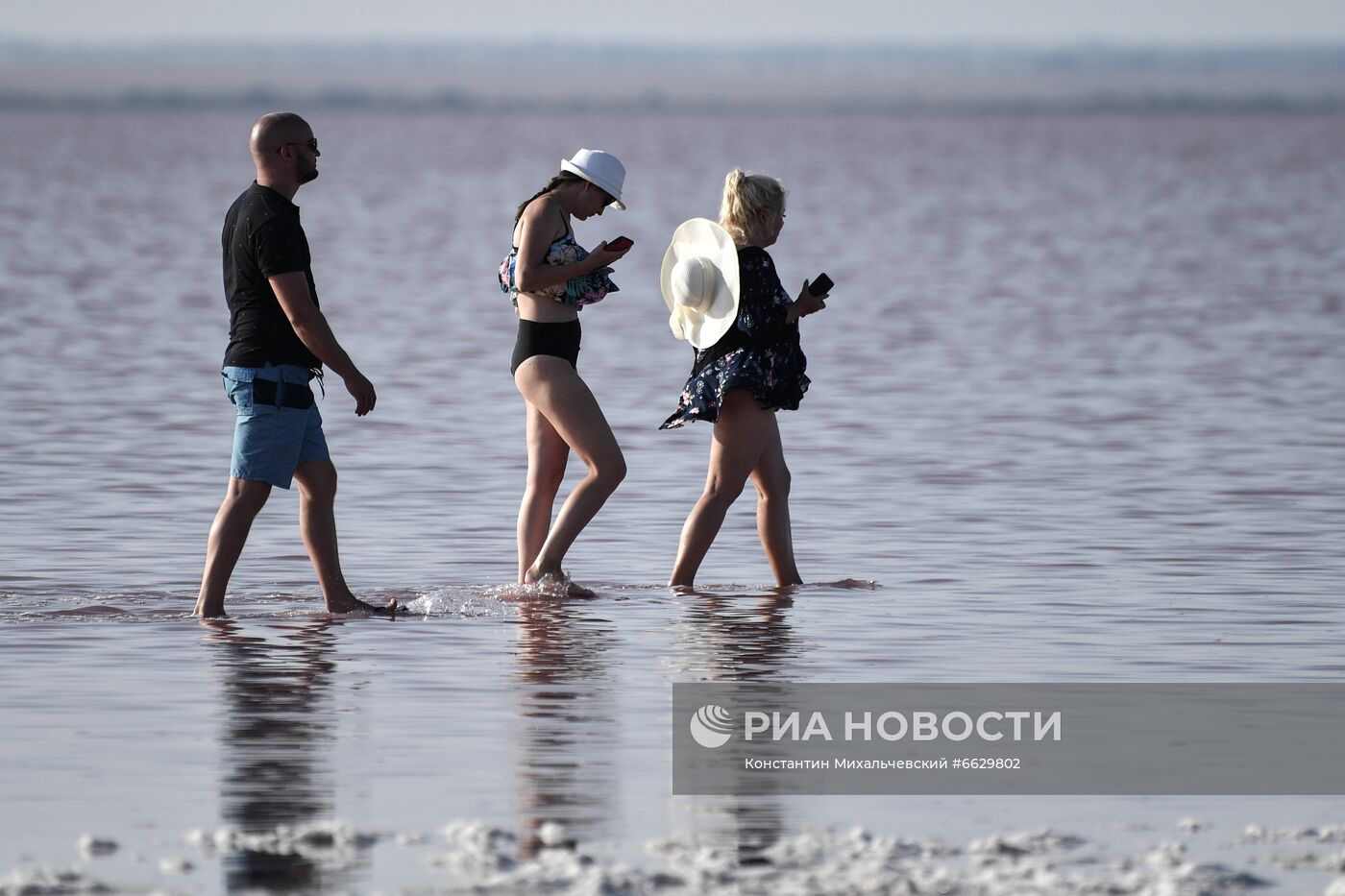 Отдыхающие на Сакском озере в Крыму