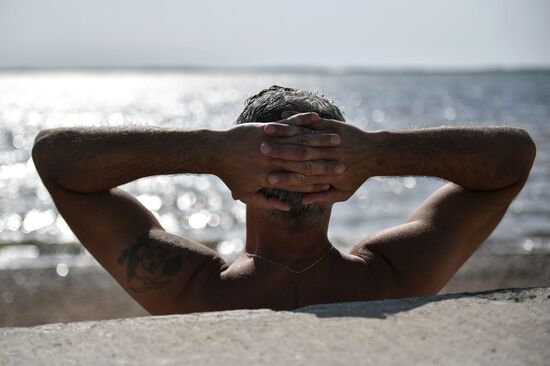 Отдыхающие на Сакском озере в Крыму