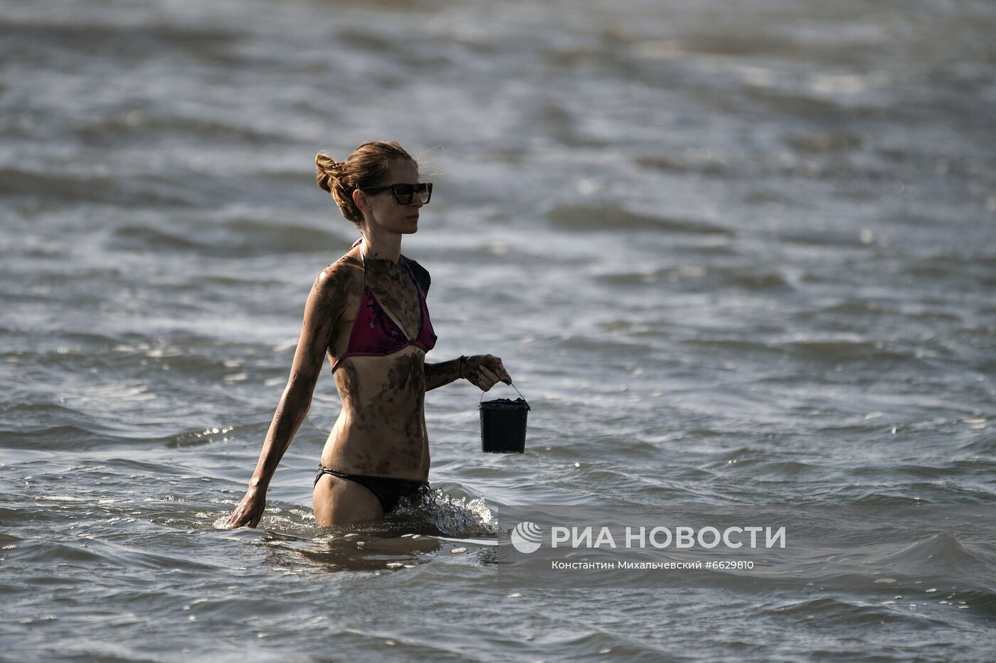 Отдыхающие на Сакском озере в Крыму
