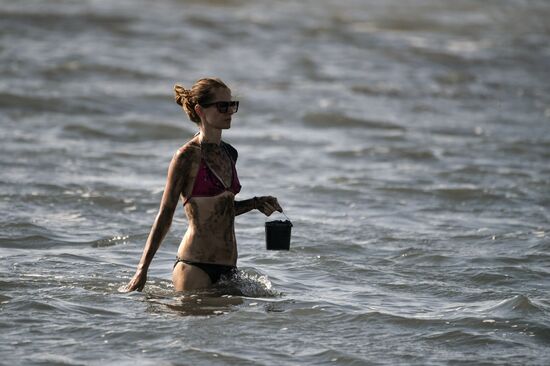 Отдыхающие на Сакском озере в Крыму