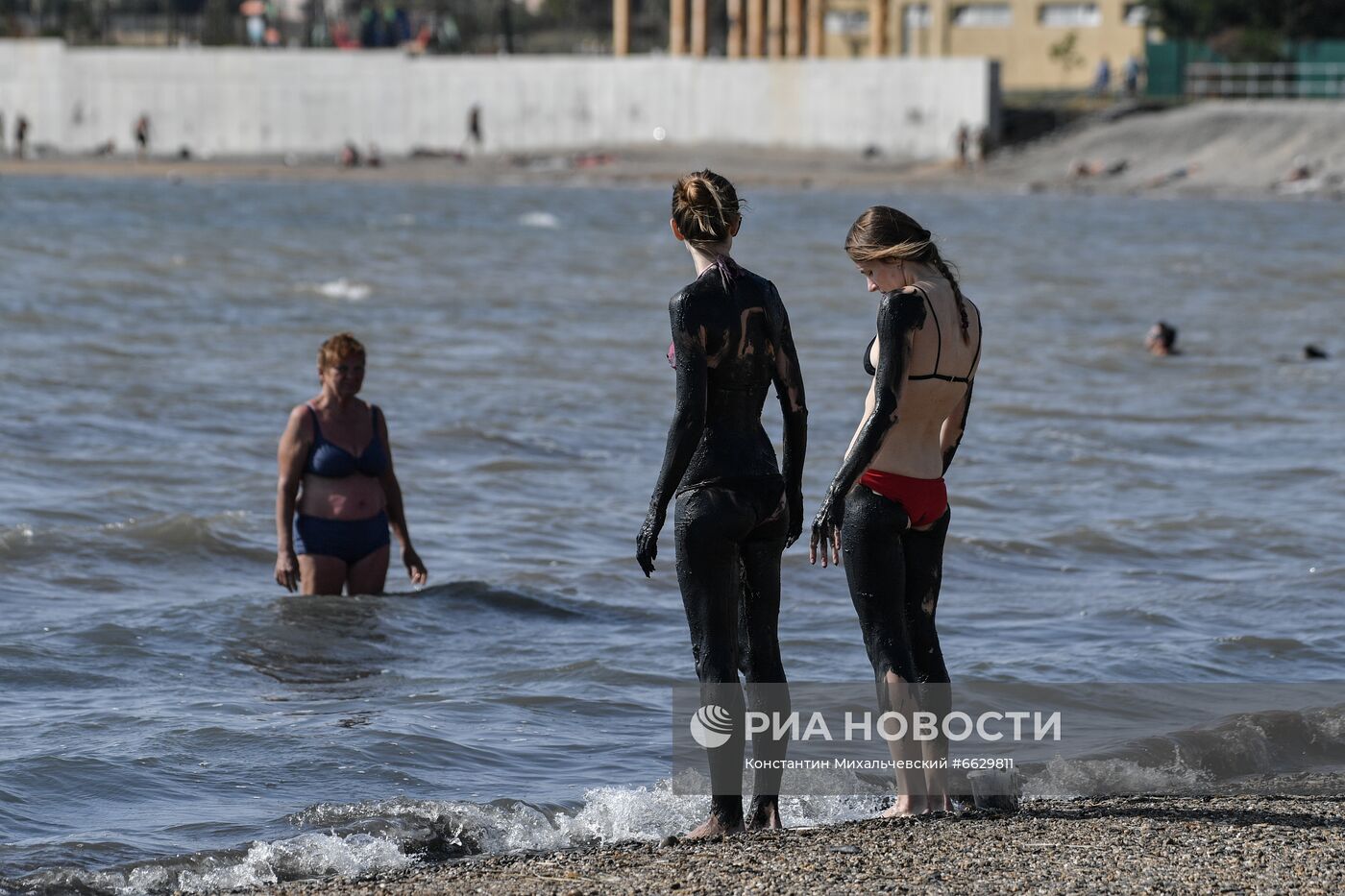 Отдыхающие на Сакском озере в Крыму