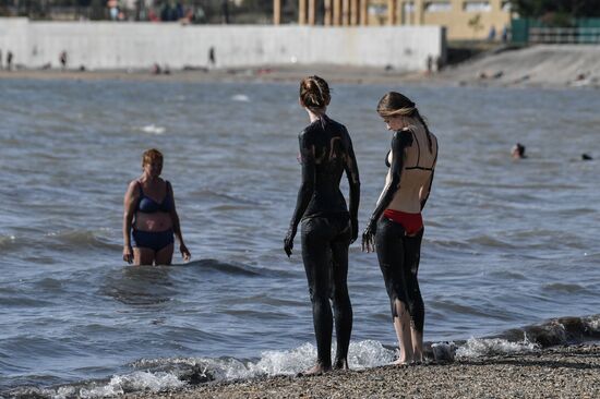 Отдыхающие на Сакском озере в Крыму