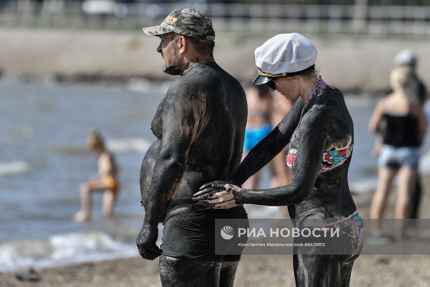 Отдыхающие на Сакском озере в Крыму