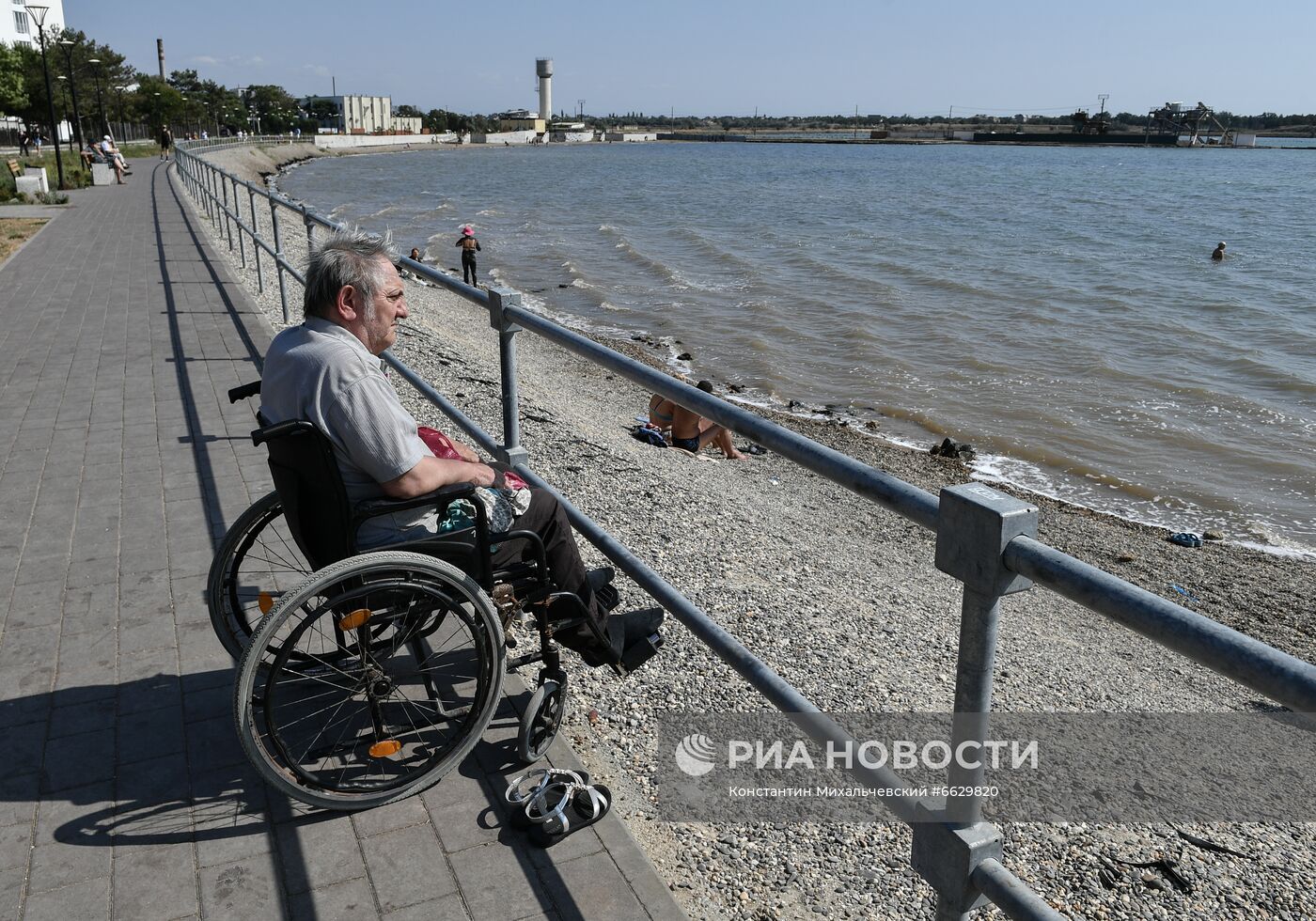 Отдыхающие на Сакском озере в Крыму