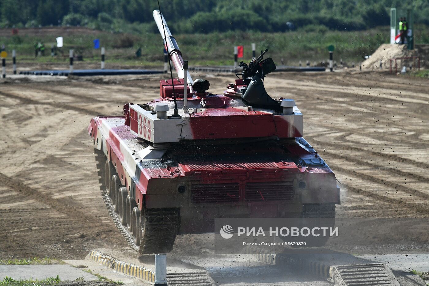 Танк Type 99 (ZTZ-99) команды военнослужащих Китая во время соревнований танковых экипажей в рамках конкурса "Танковый биатлон-2021" на полигоне "Алабино" в Подмосковье в рамках VII Армейских международных игр "АрМИ-2021". Место: Россия, Московская область. Автор: Рамиль Ситдиков/РИА Новости. Международный форум "АРМИЯ-2021". "Танковый биатлон"
