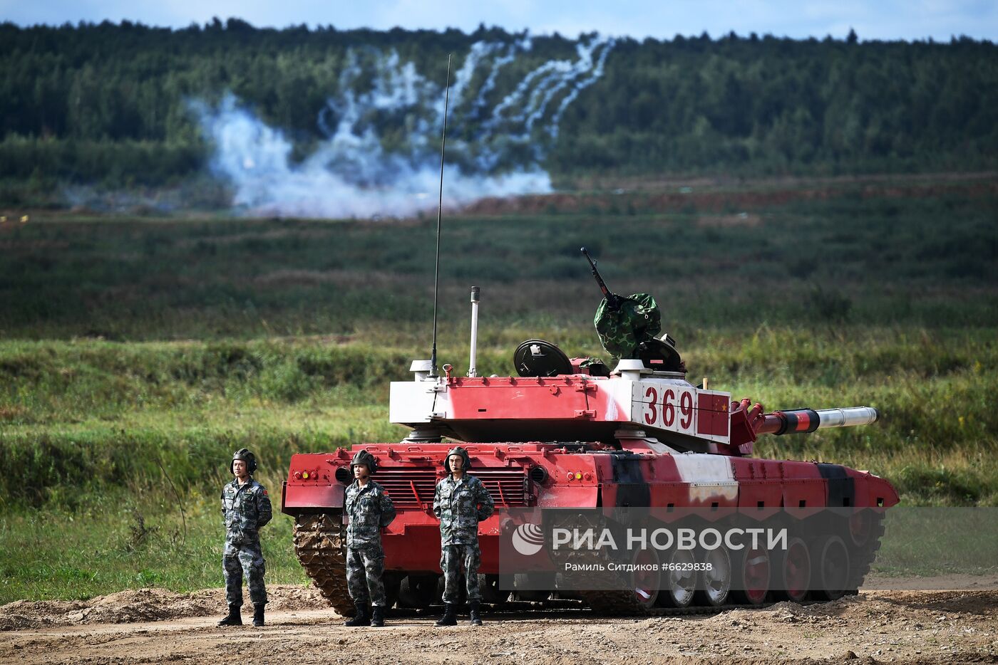 Танковый экипаж военнослужащих Китая во время соревнований танковых экипажей в рамках конкурса "Танковый биатлон-2021" на полигоне "Алабино" в Подмосковье в рамках VII Армейских международных игр "АрМИ-2021". Место: Россия, Московская область. Автор: Рамиль Ситдиков/РИА Новости. Международный форум "АРМИЯ-2021". "Танковый биатлон"