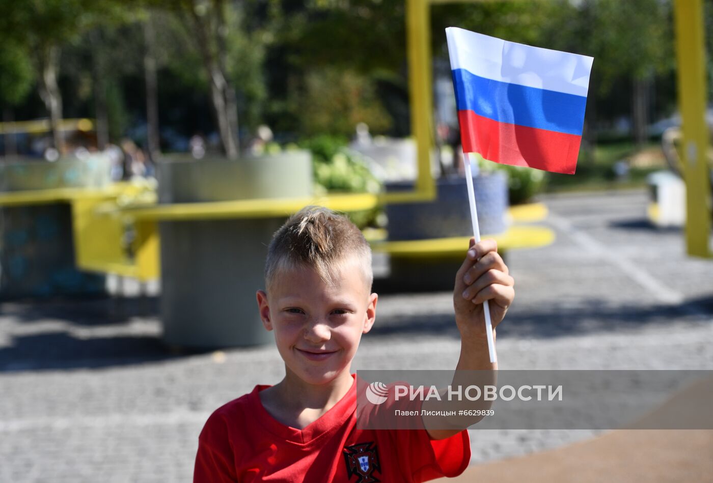 Празднование Дня Государственного флага в регионах России