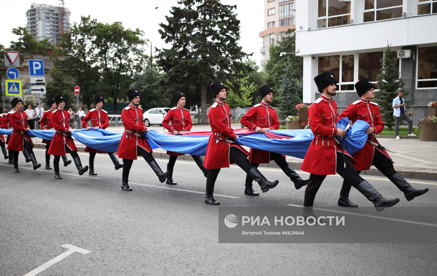 Празднование Дня Государственного флага в регионах России