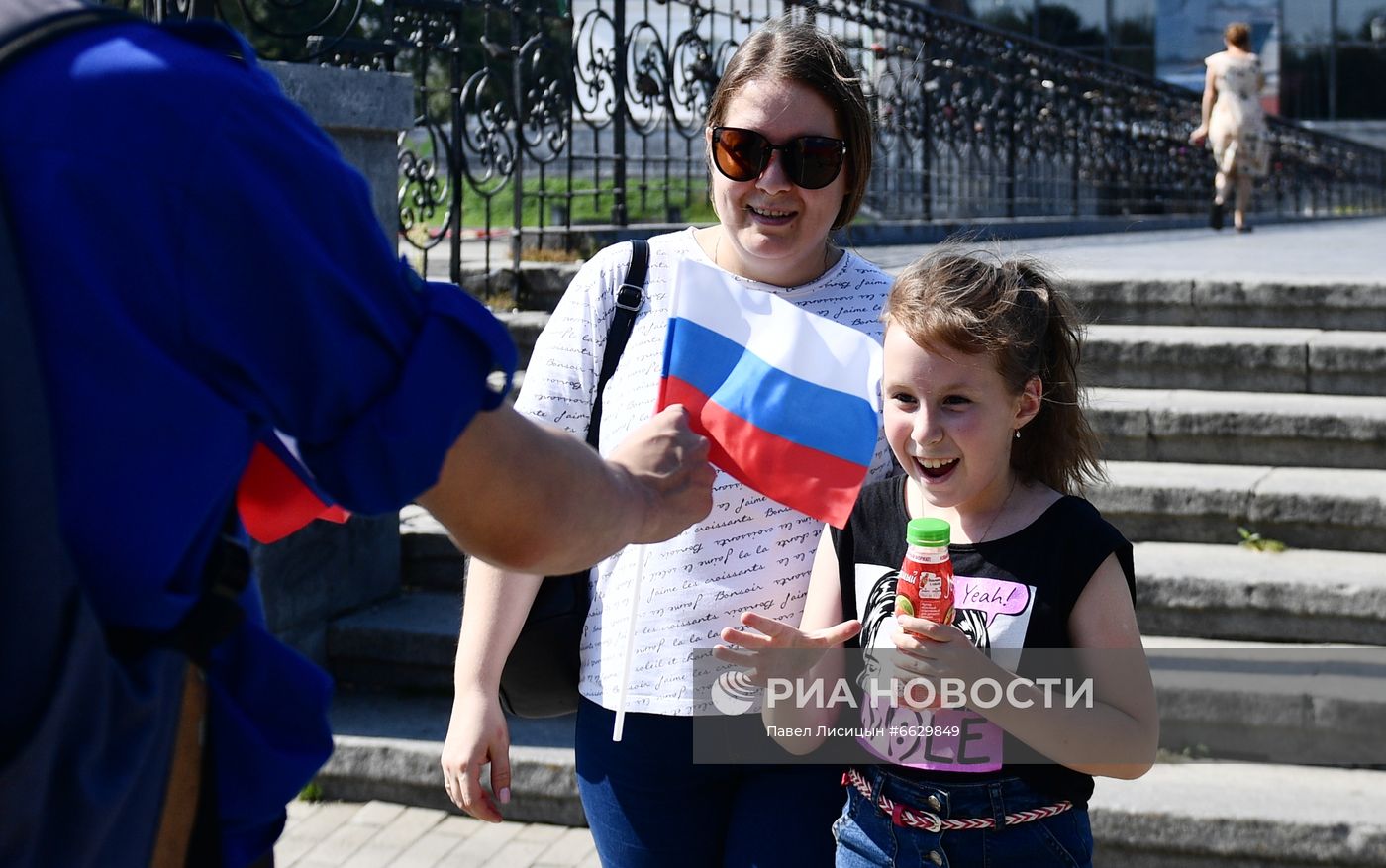 Празднование Дня Государственного флага в регионах России