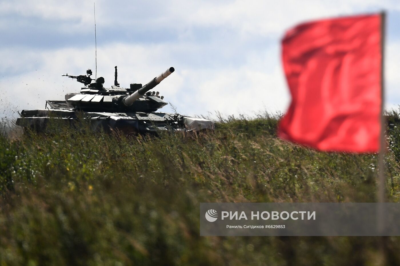 Танк Т-72Б3 команды военнослужащих Мьянмы во время соревнований танковых экипажей в рамках конкурса "Танковый биатлон-2021" на полигоне "Алабино" в Подмосковье в рамках VII Армейских международных игр "АрМИ-2021". Место: Россия, Московская область. Автор: Рамиль Ситдиков/РИА Новости. Международный форум "АРМИЯ-2021". "Танковый биатлон"