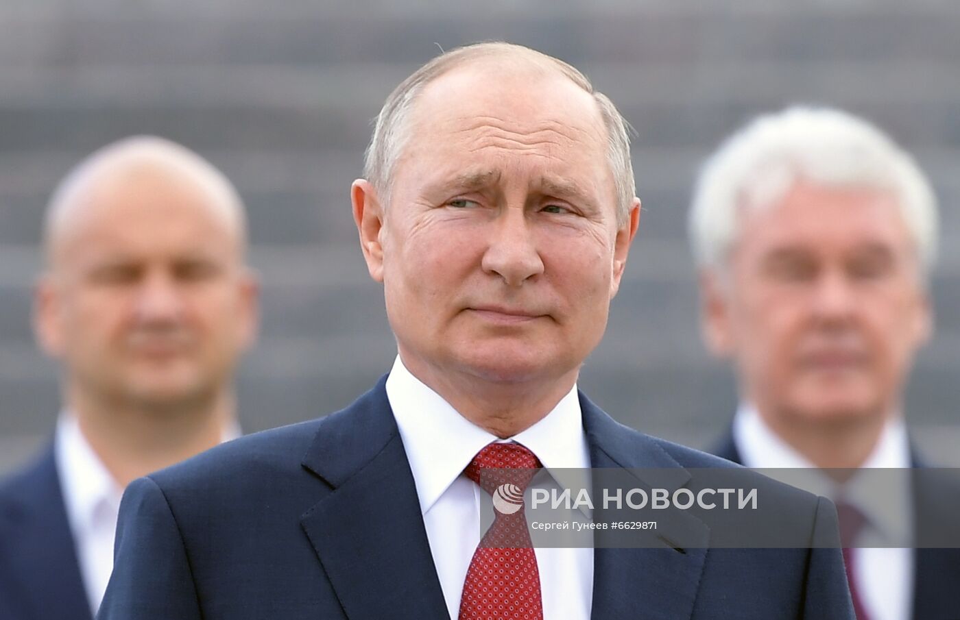 Президент РФ В. Путин принял участие в торжественной церемонии поднятия флага России