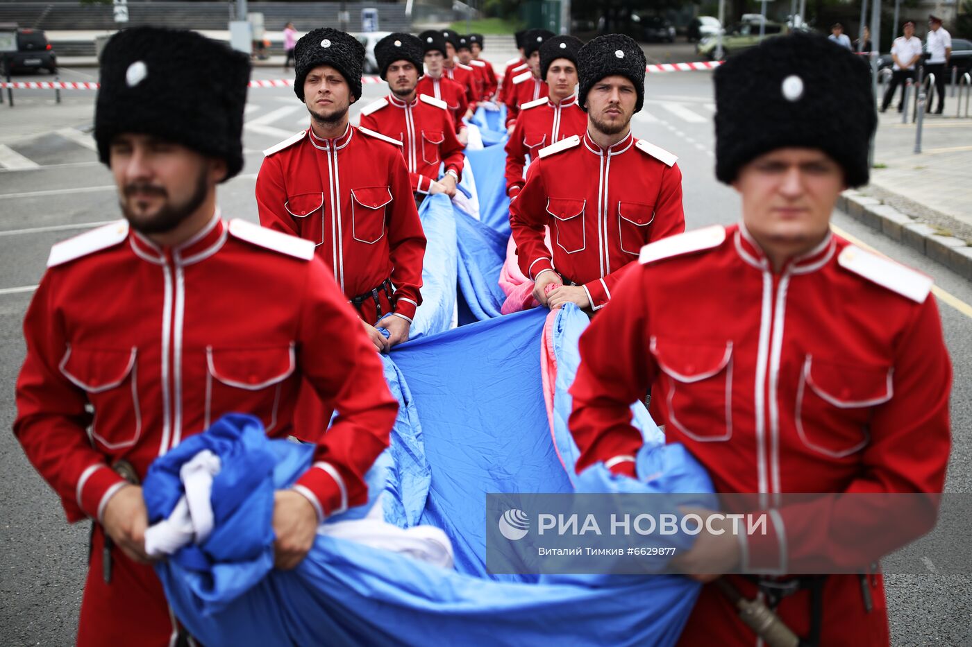 Празднование Дня Государственного флага в регионах России