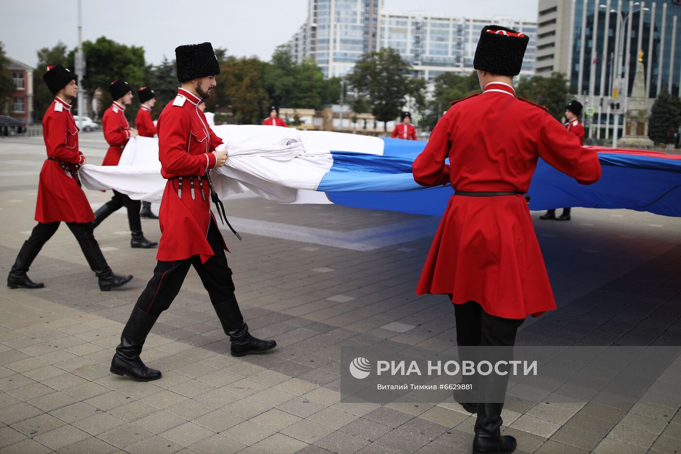 Празднование Дня Государственного флага в регионах России