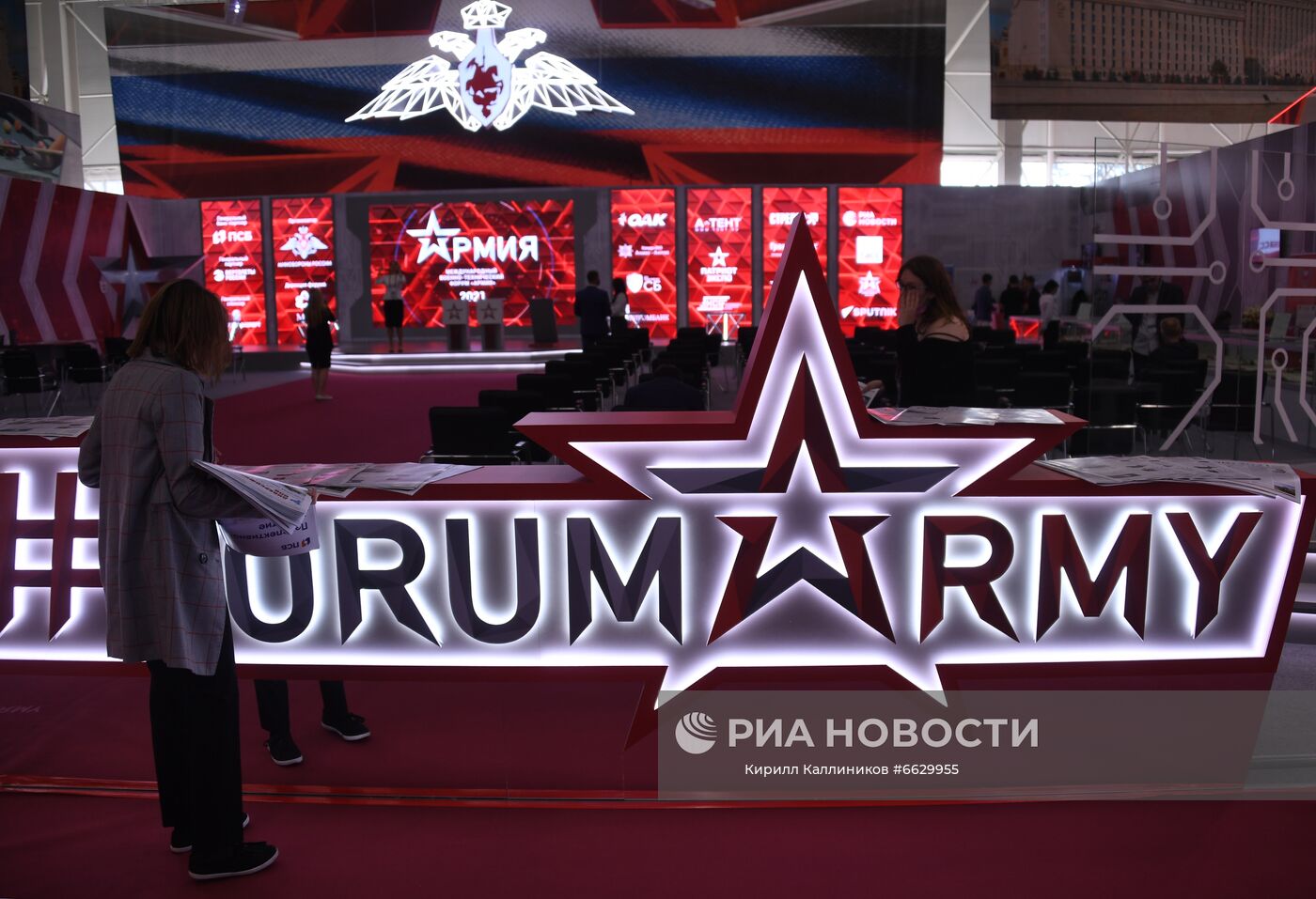 На Международном форуме "АРМИЯ-2021" в Конгрессно-выставочном центре "Патриот". Место: Россия, Московская область. Автор: Кирилл Каллиников/РИА Новости. Международный форум "АРМИЯ-2021". "Танковый биатлон"