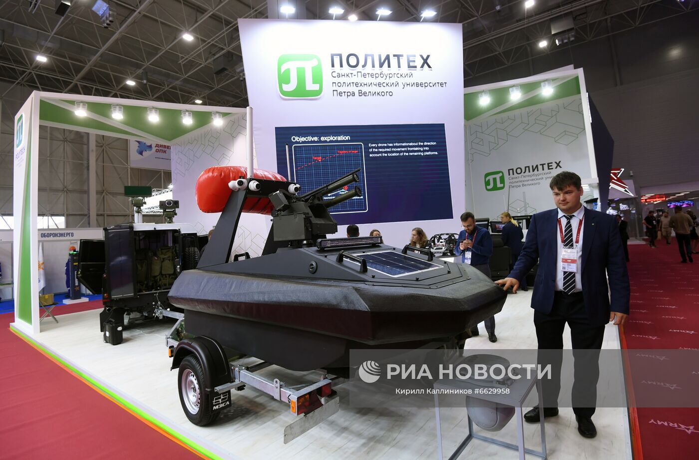 Стенд Санкт-Петербургского политехнического университета Петра Великого, представленный в выставочной экспозиции на Международном форуме "АРМИЯ-2021" в Конгрессно-выставочном центре "Патриот". Место: Россия, Московская область. Автор: Кирилл Каллиников/РИА Новости. Международный форум "АРМИЯ-2021". "Танковый биатлон"