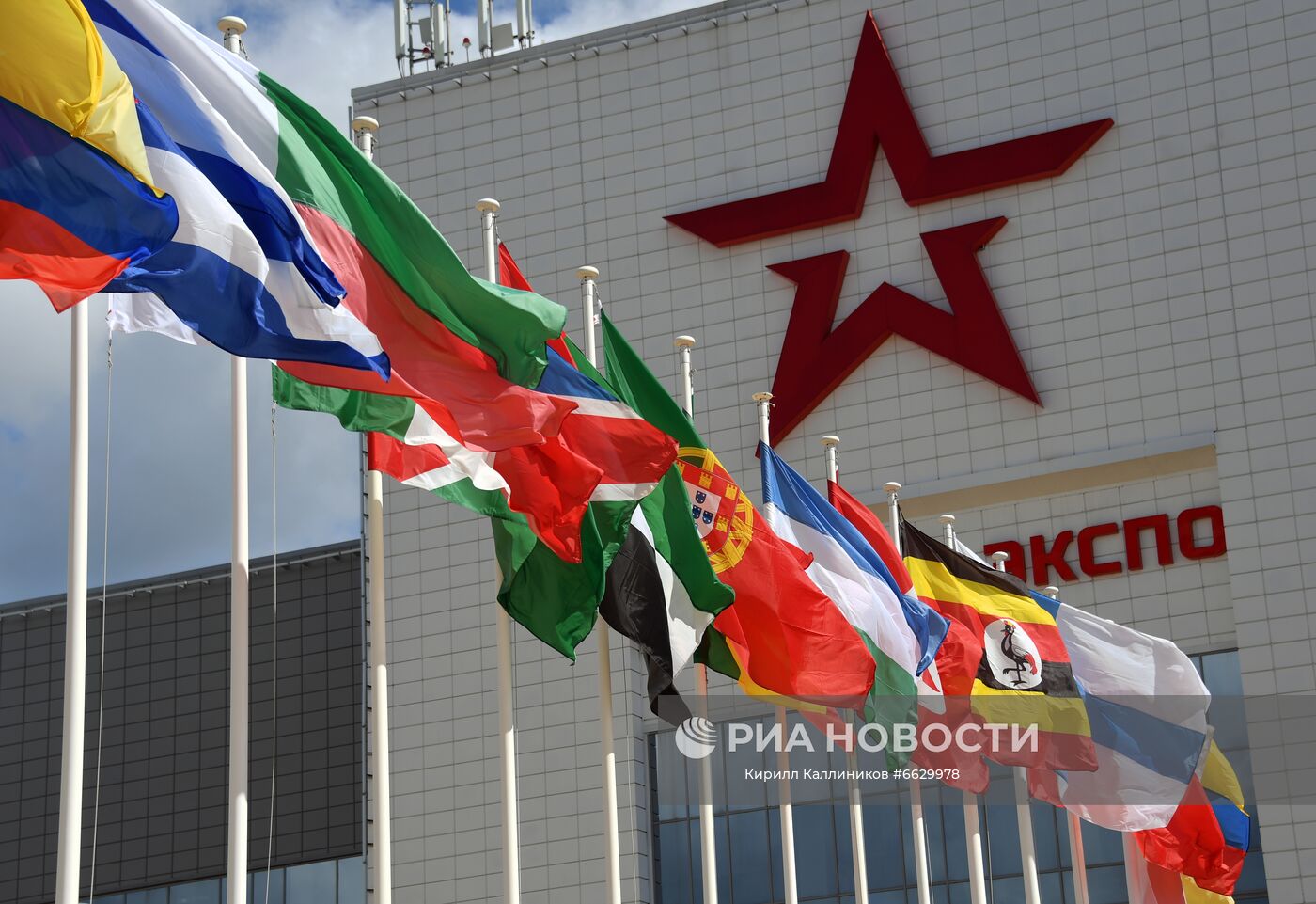 Флаги стран-участниц у входа Международного форума "АРМИЯ-2021" в Конгрессно-выставочный центр "Патриот". Место: Россия, Московская область. Автор: Кирилл Каллиников/РИА Новости. Международный форум "АРМИЯ-2021". "Танковый биатлон"