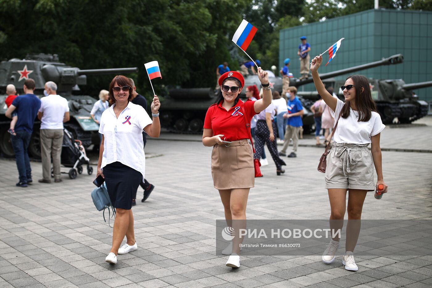 Празднование Дня Государственного флага в регионах России