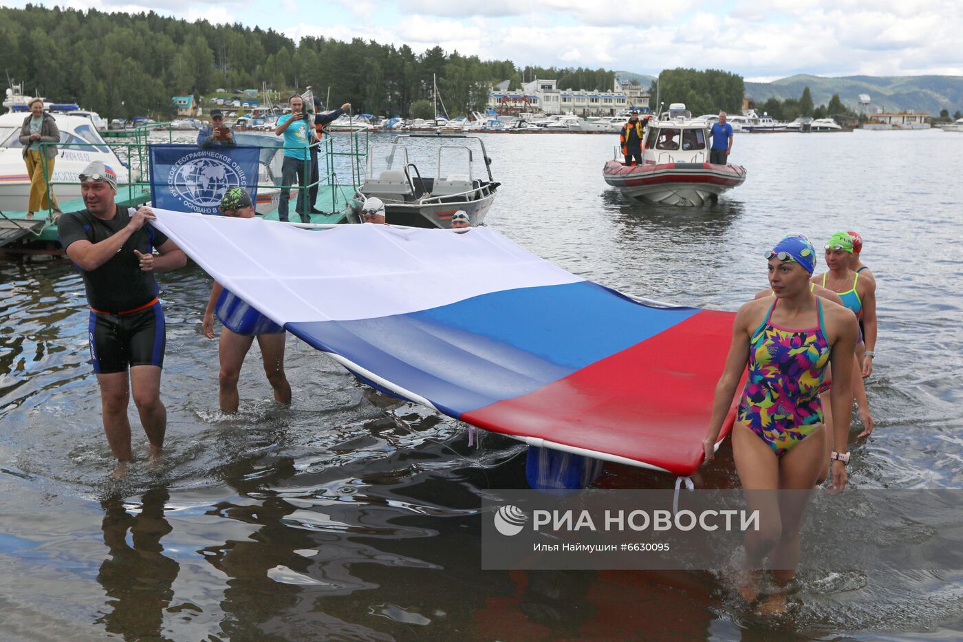 Празднование Дня Государственного флага в регионах России