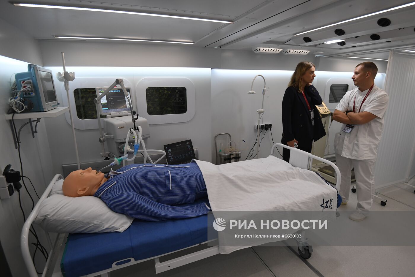 На стенде Главного военного медицинского управления, представленного в выставочной экспозиции на Международном форуме "АРМИЯ-2021" в Конгрессно-выставочном центре "Патриот". Место: Россия, Московская область. Автор: Кирилл Каллиников/РИА Новости. Международный форум "АРМИЯ-2021". "Танковый биатлон"