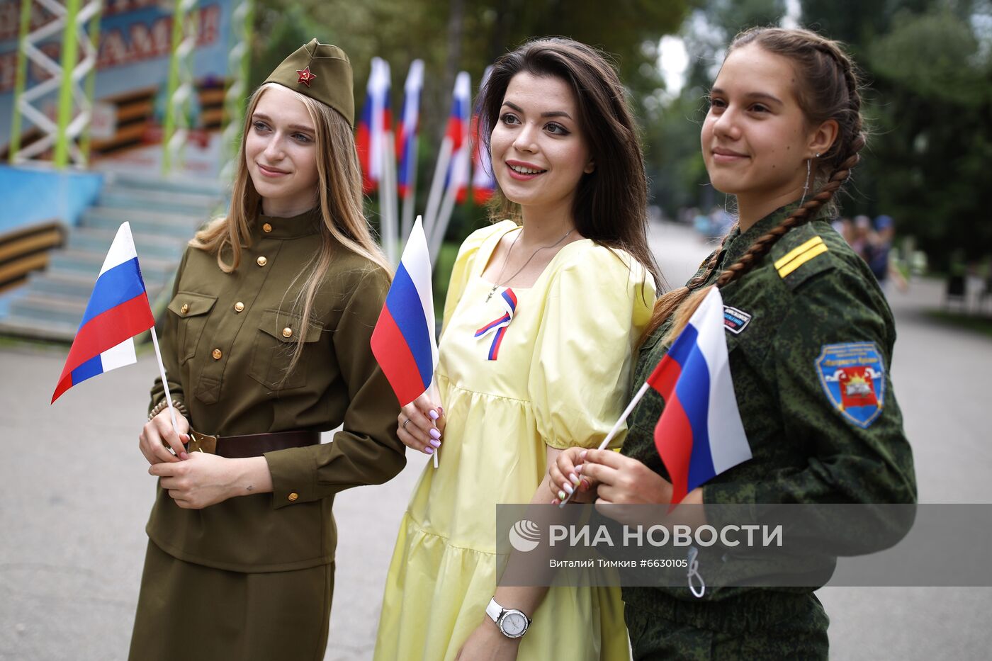 Празднование Дня Государственного флага в регионах России