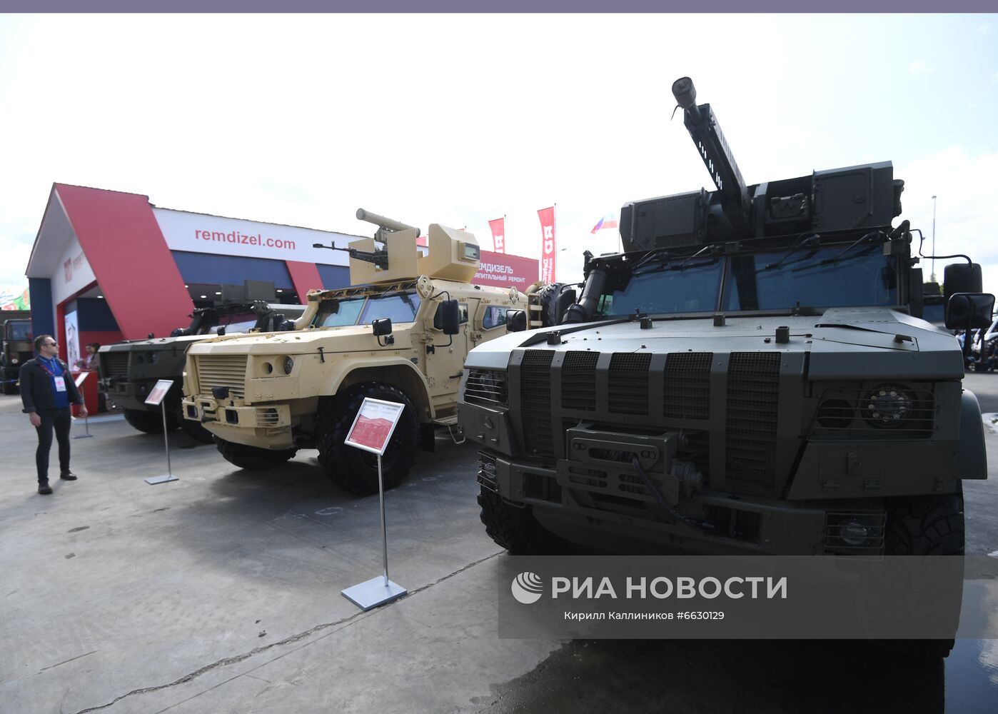 Десантируемый грузопассажирский бронеавтомобиль К-4386 ЗАСН (справа), представленный на открытой экспозиционной площадке Конгрессно-выставочного центра "Патриот" на Международном форуме "АРМИЯ-2021". Место: Россия, Московская область. Автор: Кирилл Каллиников/РИА Новости. Международный форум "АРМИЯ-2021". "Танковый биатлон"