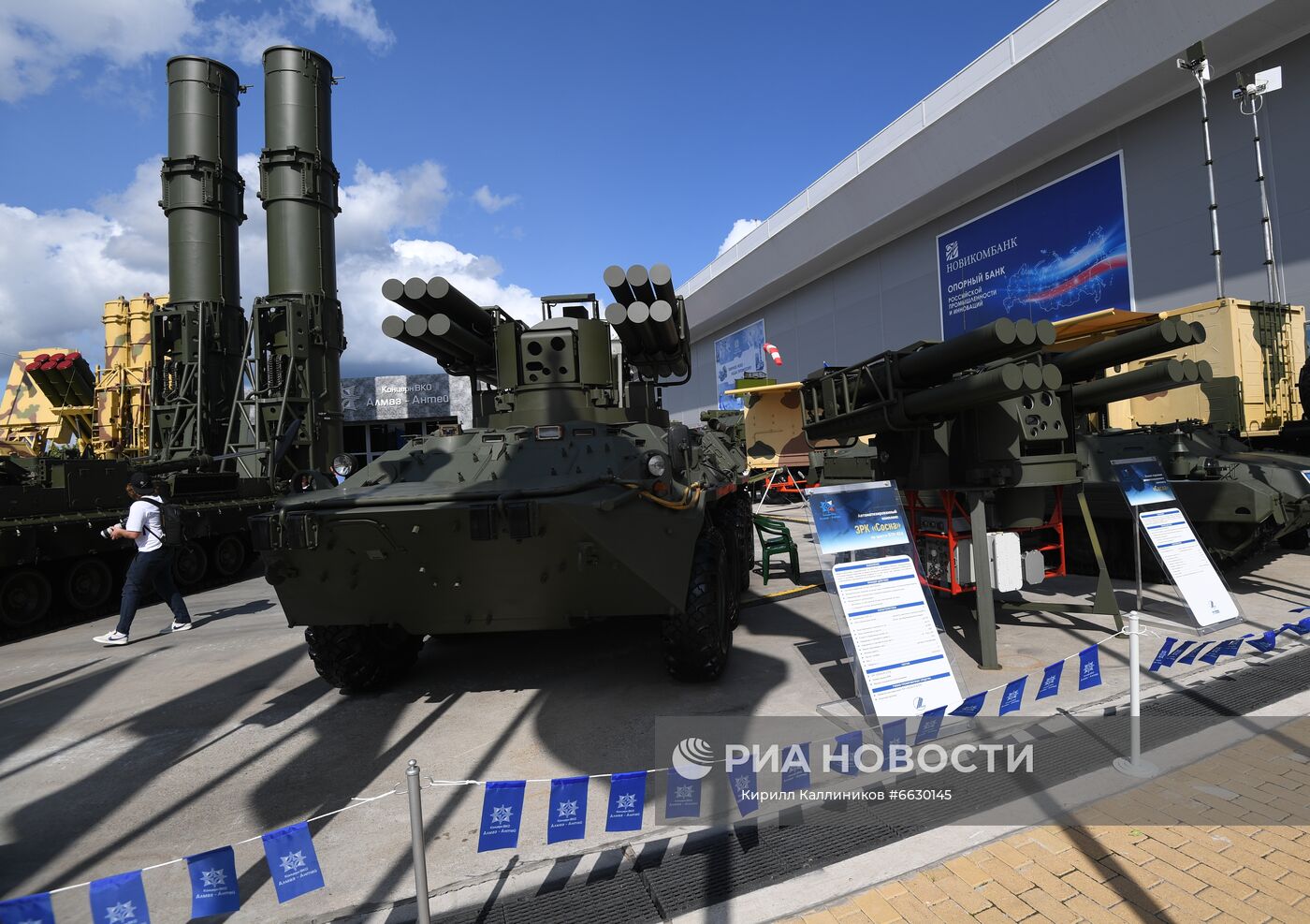 Автоматизированный комплекс ЗРК "Сосна" (на первом плане), представленный на открытой экспозиционной площадке Конгрессно-выставочного центра "Патриот" на Международном форуме "АРМИЯ-2021". Место: Россия, Московская область. Автор: Кирилл Каллиников/РИА Новости. Международный форум "АРМИЯ-2021". "Танковый биатлон"