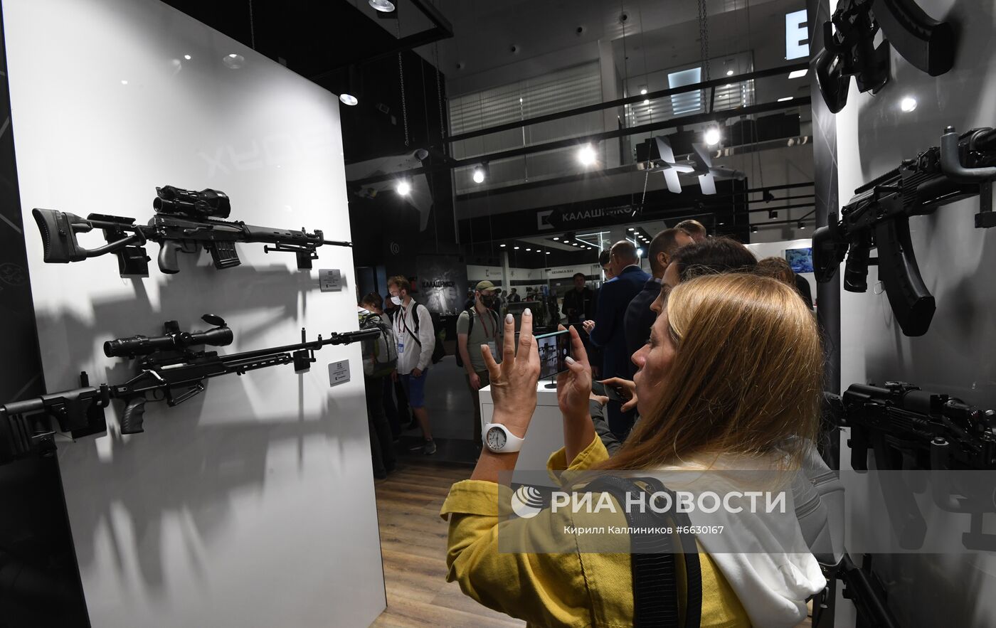 Стенд концерна "Калашников", представленный в выставочной экспозиции на Международном форуме "АРМИЯ-2021" в Конгрессно-выставочном центре "Патриот". Место: Россия, Московская область. Автор: Кирилл Каллиников/РИА Новости. Международный форум "АРМИЯ-2021". "Танковый биатлон"