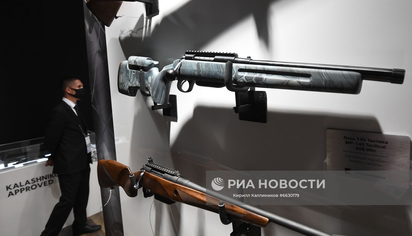 Охотничий карабин "Лось-145. Тактика" концерна "Калашников", представленный в выставочной экспозиции на Международном форуме "АРМИЯ-2021" в Конгрессно-выставочном центре "Патриот". Место: Россия, Московская область. Автор: Кирилл Каллиников/РИА Новости. Международный форум "АРМИЯ-2021". "Танковый биатлон"