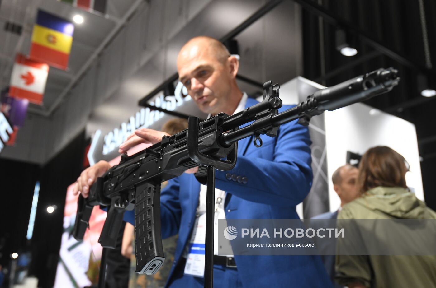 Автомат АК-12 для спецподразделений концерна "Калашников", представленный в выставочной экспозиции на Международном форуме "АРМИЯ-2021" в Конгрессно-выставочном центре "Патриот". Место: Россия, Московская область. Автор: Кирилл Каллиников/РИА Новости. Международный форум "АРМИЯ-2021". "Танковый биатлон"