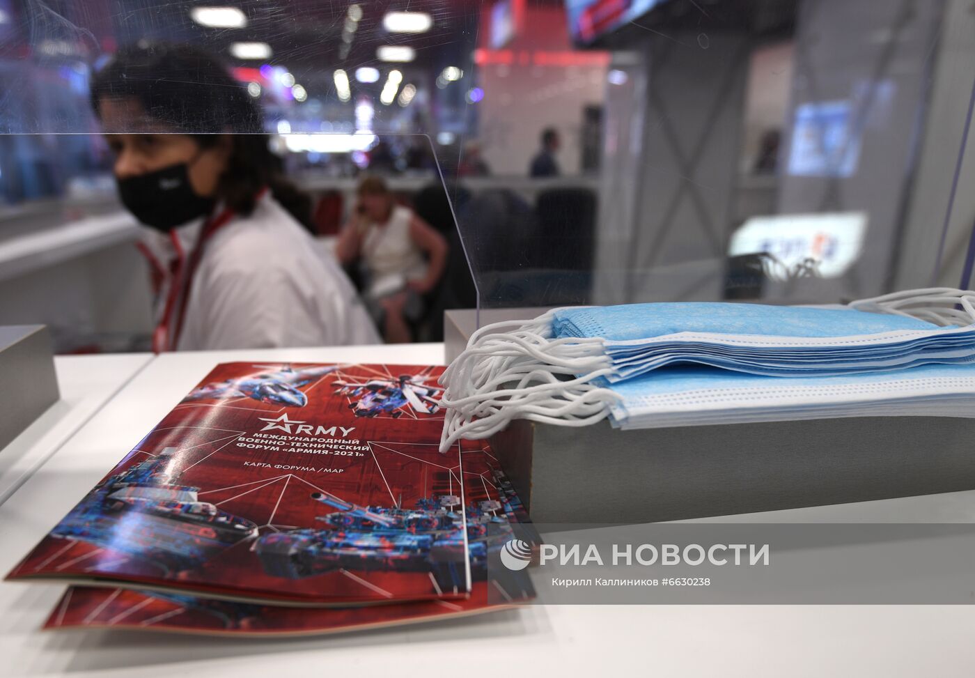 Рекламны буклеты Международного форума "АРМИЯ-2021" и защитные медицинские маски в Конгрессно-выставочном центре "Патриот". Место: Россия, Московская область. Автор: Кирилл Каллиников/РИА Новости. Международный форум "АРМИЯ-2021". "Танковый биатлон"