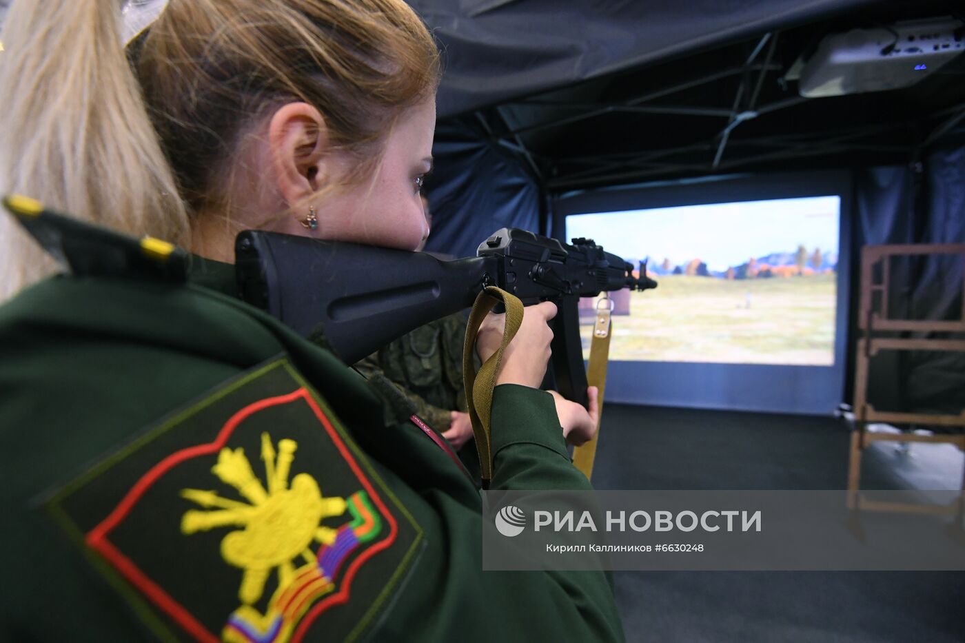 На Международном форуме "АРМИЯ-2021" в Конгрессно-выставочном центре "Патриот". Место: Россия, Московская область. Автор: Кирилл Каллиников/РИА Новости. Международный форум "АРМИЯ-2021". "Танковый биатлон"