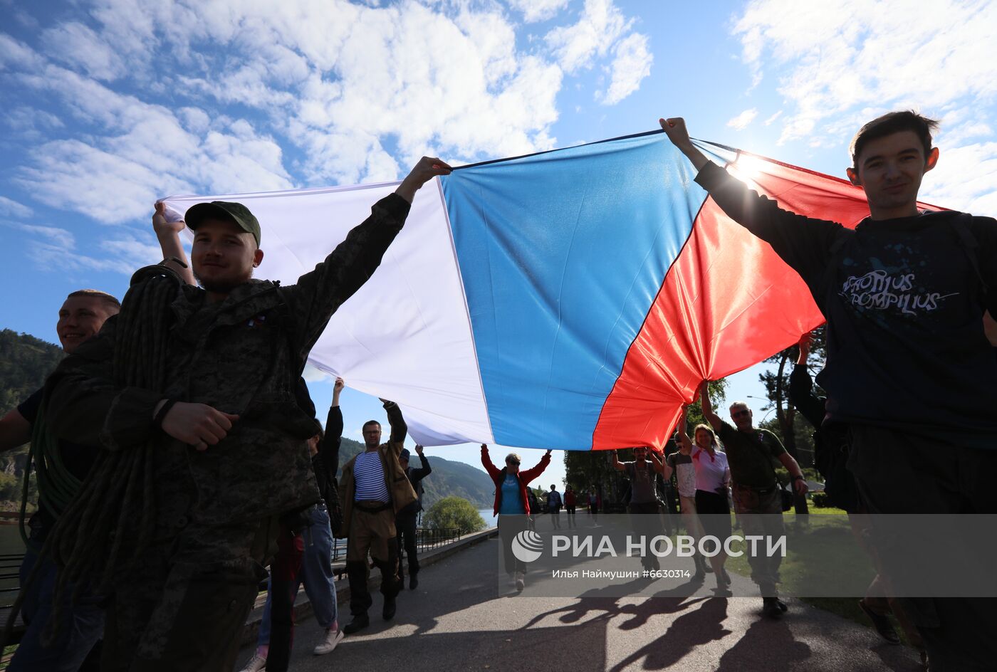 Празднование Дня Государственного флага в регионах России