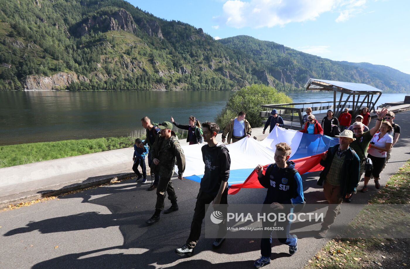 Празднование Дня Государственного флага в регионах России