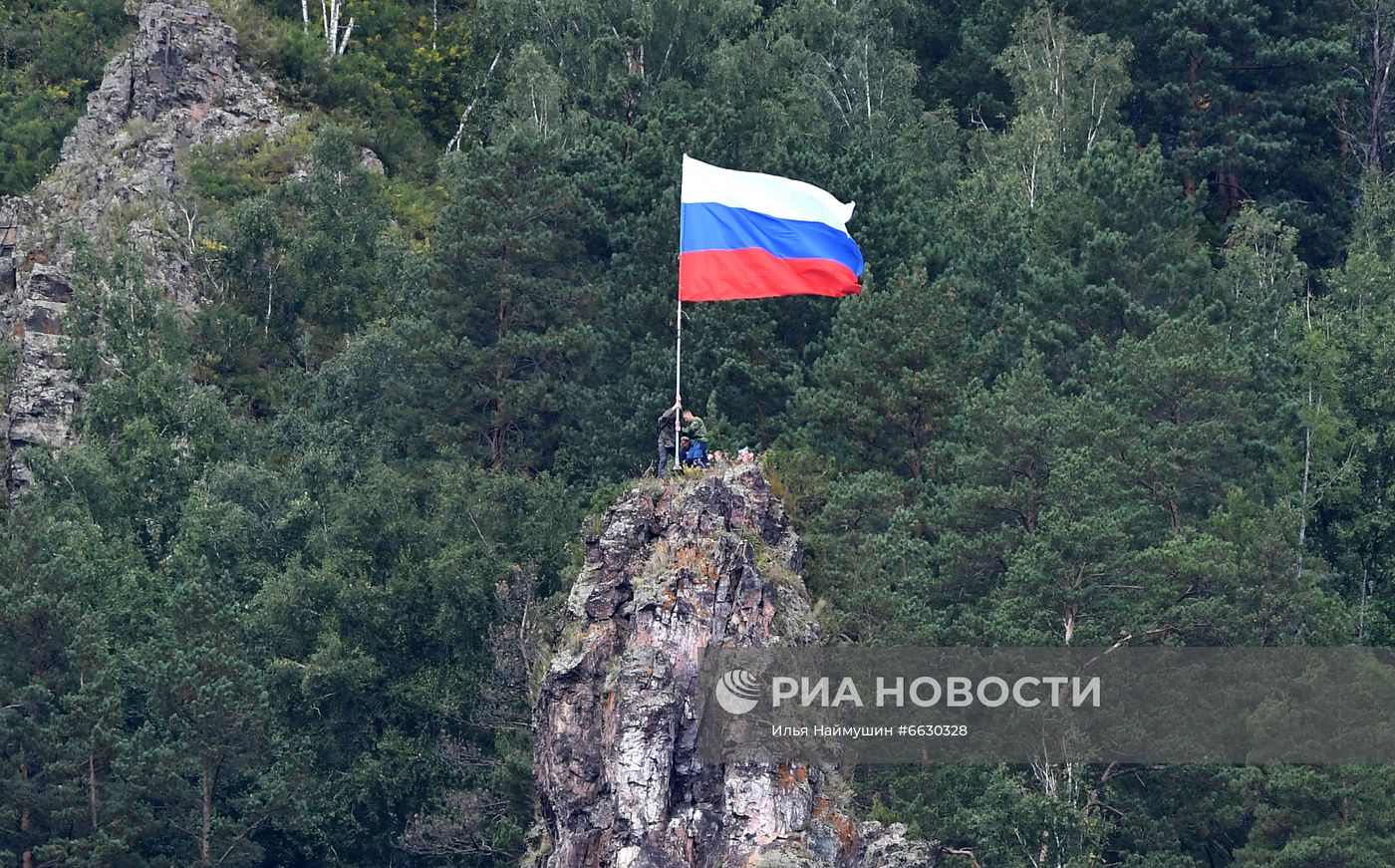 Празднование Дня Государственного флага в регионах России