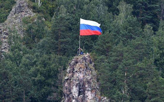 Празднование Дня Государственного флага в регионах России