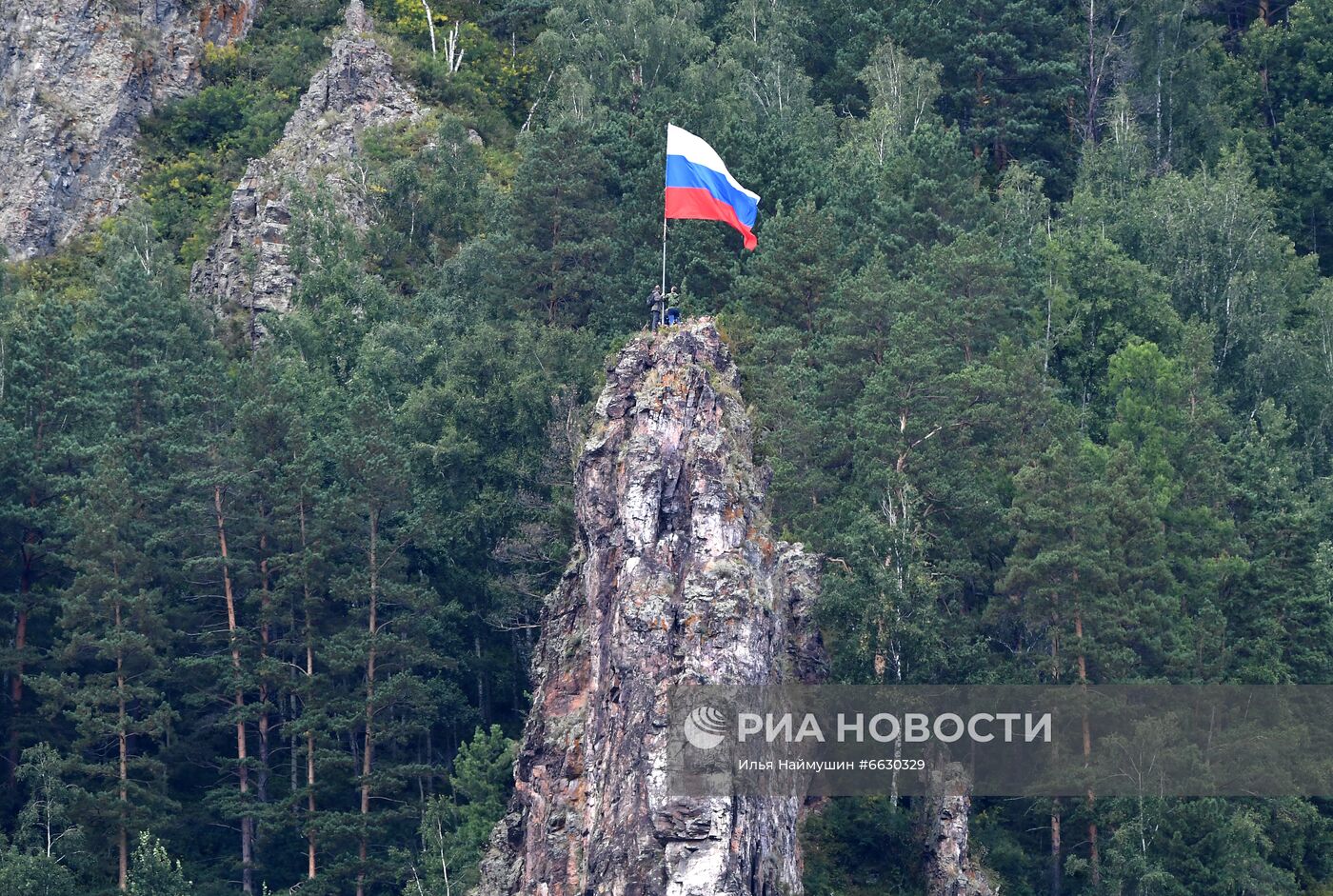 Празднование Дня Государственного флага в регионах России