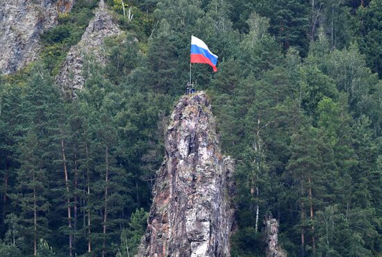 Празднование Дня Государственного флага в регионах России