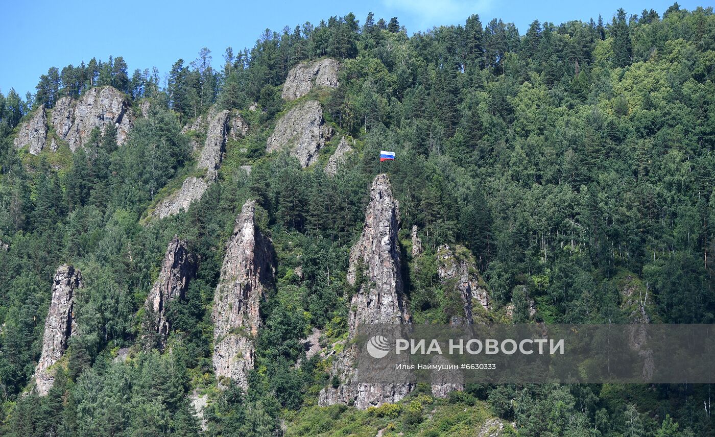 Празднование Дня Государственного флага в регионах России