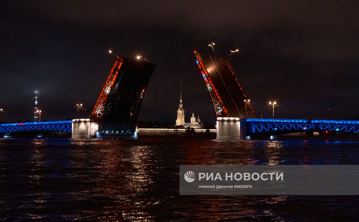 Празднование Дня Государственного флага в регионах России