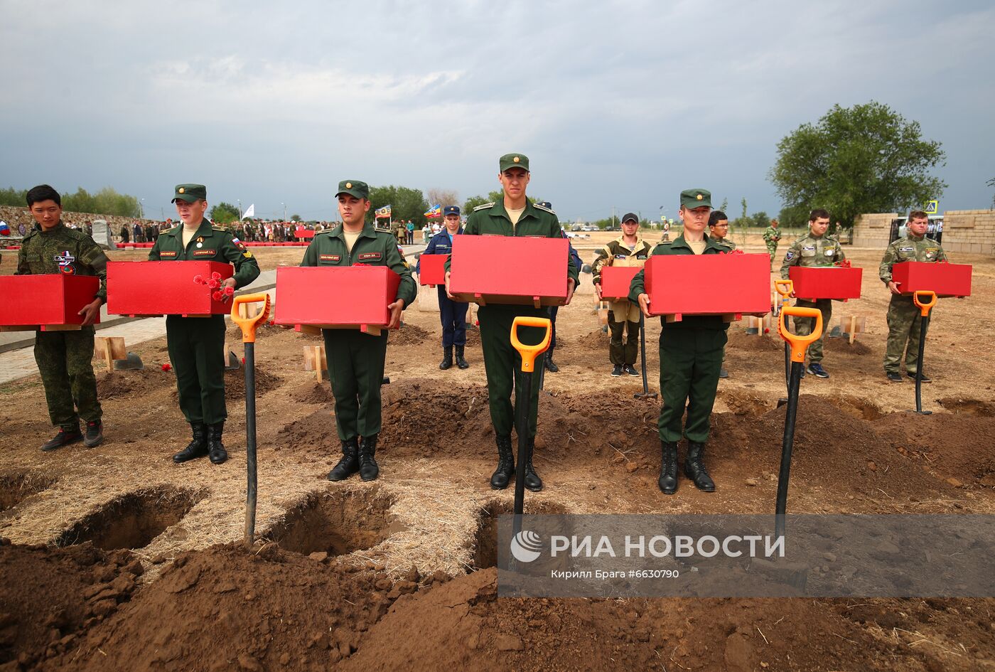  Перезахоронение останков защитников Сталинграда на Россошинском мемориальном кладбище