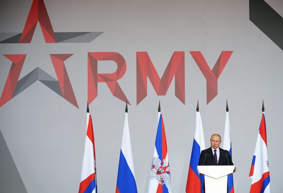 Президент РФ В. Путин принял участие в церемонии открытия форума "Армия-2021"