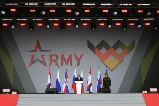 Президент РФ В. Путин принял участие в церемонии открытия форума "Армия-2021"