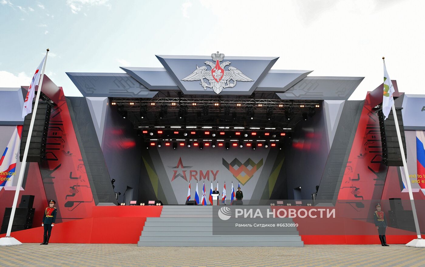 Президент РФ В. Путин принял участие в церемонии открытия форума "Армия-2021"