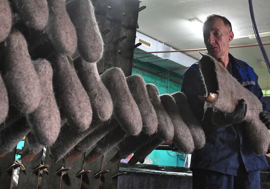 Производство валенок на Смиловичской валяльно-войлочной фабрике