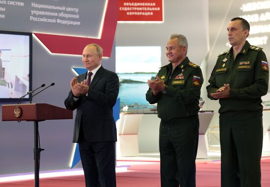 Президент РФ В. Путин на открытии форума "Армия-2021"