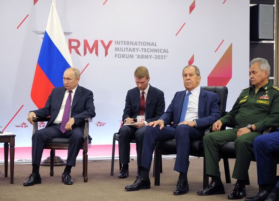 Президент РФ В. Путин на открытии форума "Армия-2021"