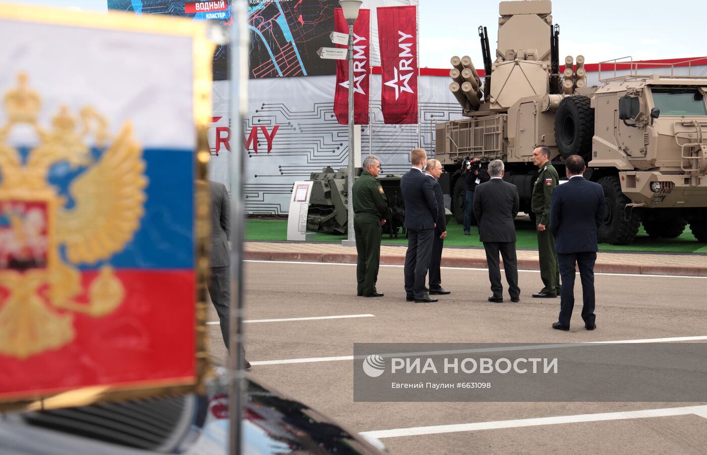 Президент РФ В. Путин на открытии форума "Армия-2021"