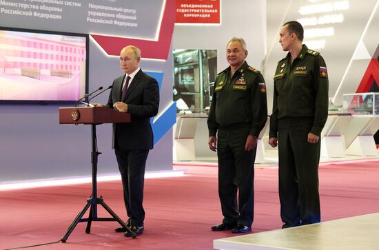 Президент РФ В. Путин на открытии форума "Армия-2021"