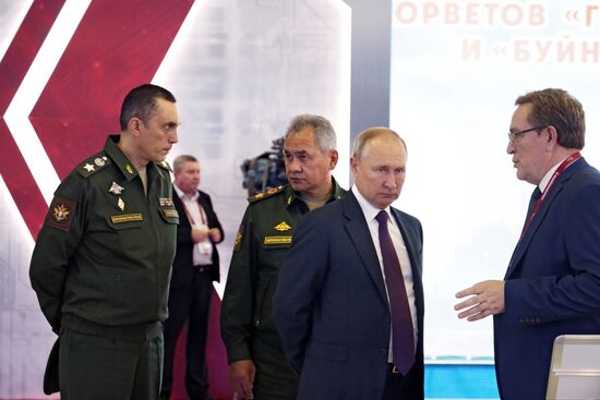 Президент РФ В. Путин на открытии форума "Армия-2021"